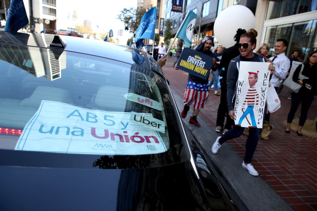 Después de protestar en San Francisco, los conductores alistan otro mitin en Oakland. La caravana de motores terminará el miércoles frente al capitolio estatal en Sacramento.
<br>