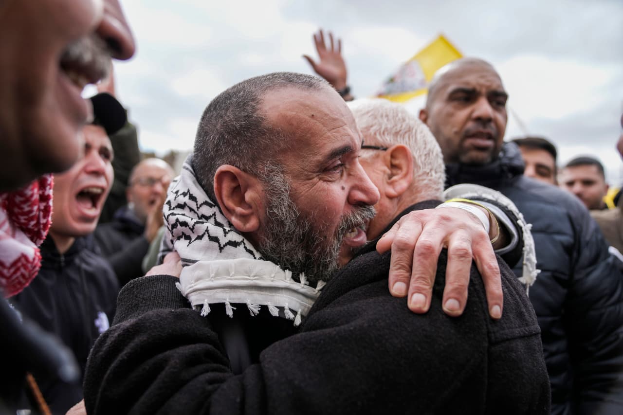 Prisioneros palestinos son recibidos al salir de un autobús de la Cruz Roja después de ser liberados de una prisión israelí, en la ciudad palestina de Ramallah, el sábado 8 de febrero de 2025.