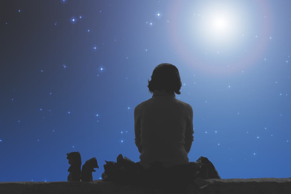 Lo que ocurre es que lo que solemos llamar “realidad” es más bien un pasado constante, amigos. Estamos mirando el fulgor de estrellas que hace muchos años dejaron de existir, pero que debido a la distancia en años luz nos sigue llegando su luz. 
<br>
