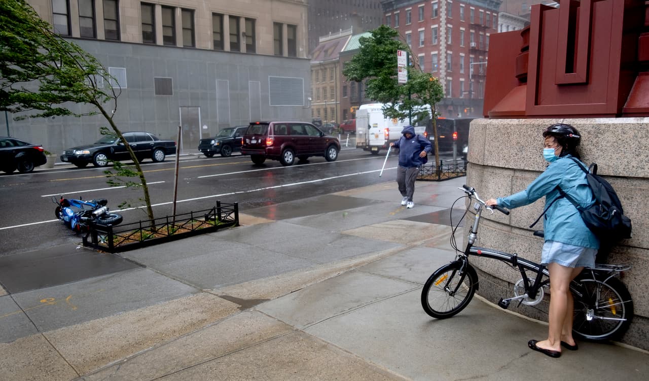 Al menos 
<b>una persona murió este martes en Nueva York por el paso de la tormenta tropical <a href="https://www.univision.com/temas/tormenta-isaias">Isaías</a></b>, que causó fuertes complicaciones en los transportes, dejó a más de un millón de clientes sin suministro eléctrico en la región y a mucha gente tratando de lidiar con los fuertes vientos.