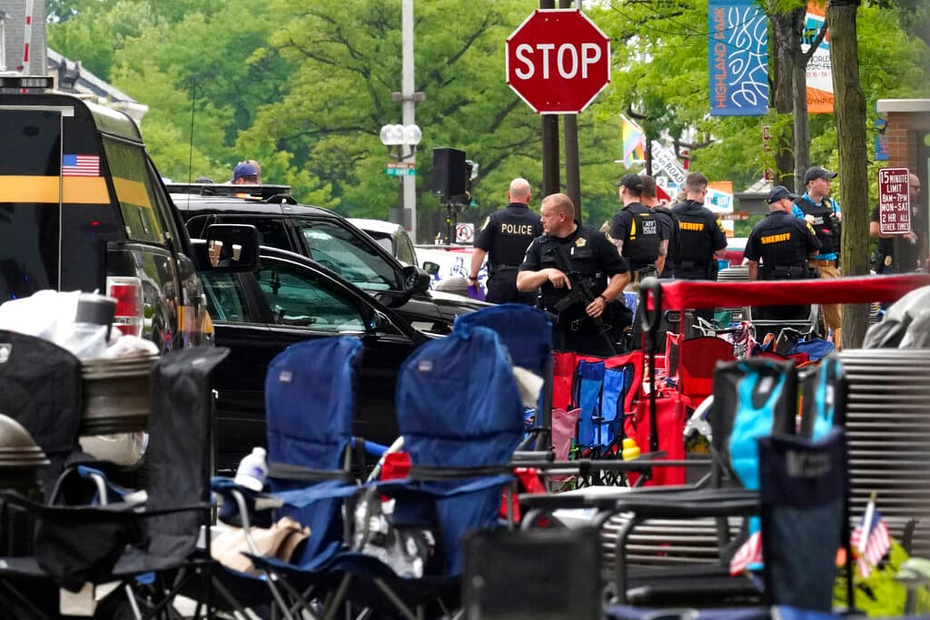 El tiroteo ocurrió en un lugar de la ruta del desfile donde muchos residentes habían apartado puntos de observación privilegiados desde la mañana para la celebración anual. 
<br>
<br>Pero decenas de balas desde lo alto de una azotea de un edificio de oficinas impactaron a decenas de personas.