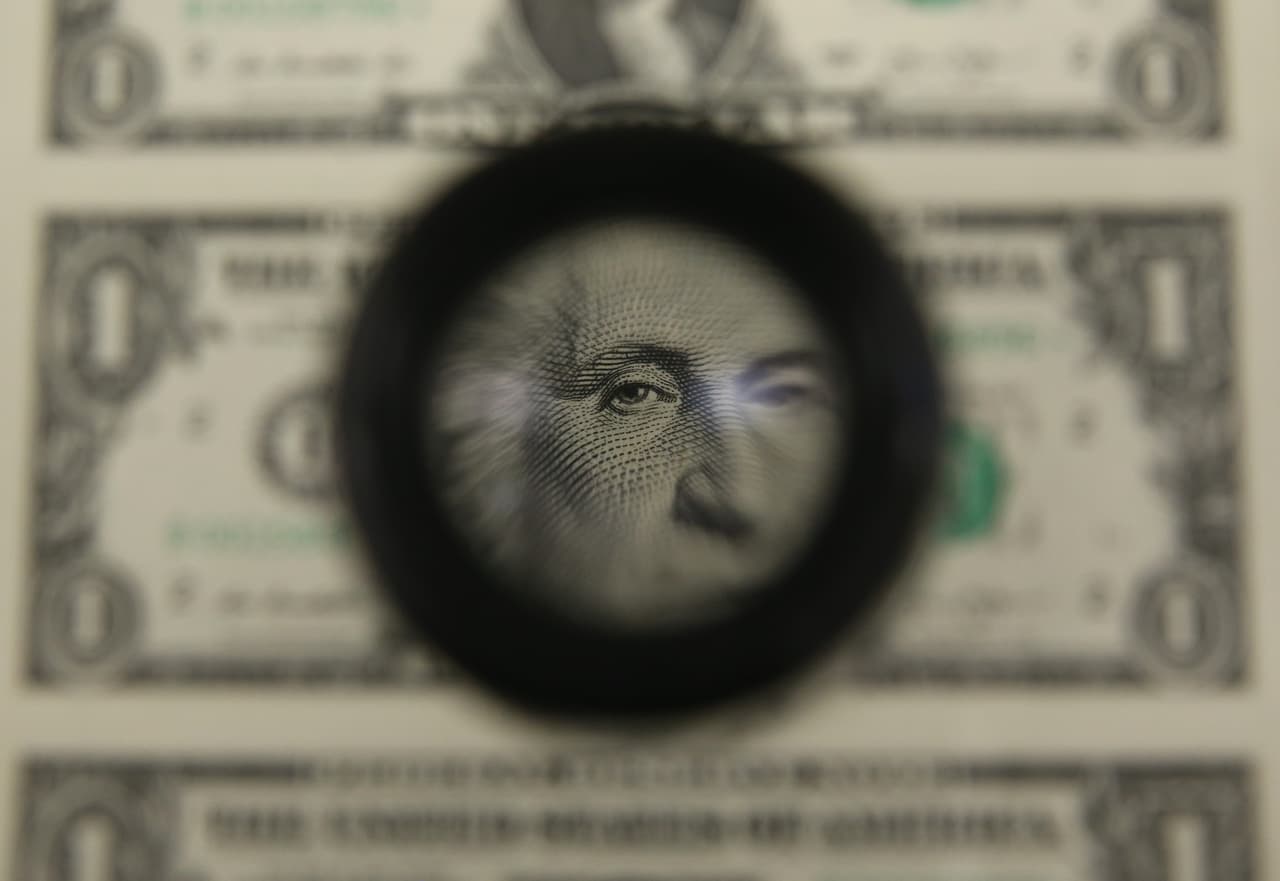 El valor impreso en los billetes de 1 dólar, no necesariamente es su valor en el mercado de los coleccionistas. Además, hay quienes aseguran que simbolizan algo más que un papel de cambio. Aquí te presentamos algunos detalles.
<br>
<br>No siempre los billetes de 1 dólar tuvieron el busto de George Washington. 
<br>(AP Photo/Mark Lennihan)