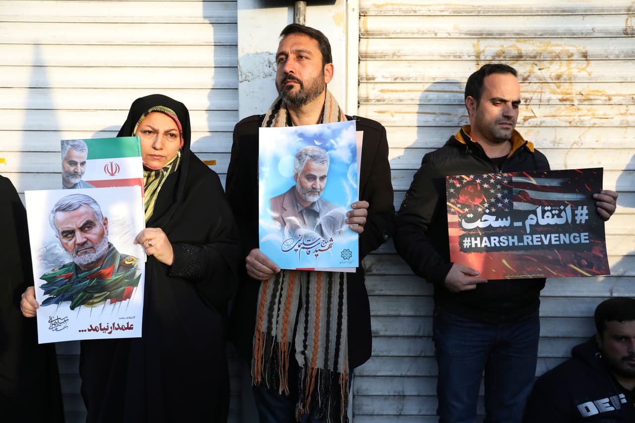 Un hombre desfilaba con una pancarta donde se leía "#hard_revenge" (#venganza_terrible, en inglés), al tiempo que incontables carteles clamaban por venganza ante la muerte de Soleimani.