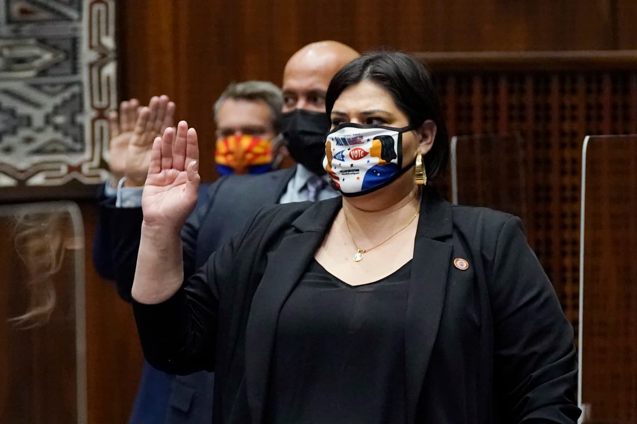 La representante demócrata de Arizona, Raquel Terán, juramenta con otros legisladores en la Casa de Representantes de Phoenix , el pasado 11 de enero en el inicio de la legislatura de Arizona.