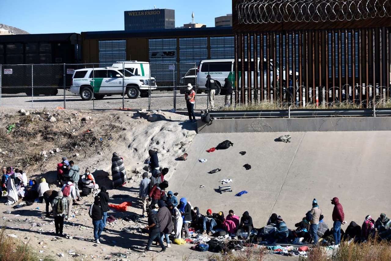 A finales de noviembre, funcionarios del Departamento de Seguridad Nacional (DHS) calcularon que el fin de la política sanitaria podrían hacer que llegaran unos 14,000 casos diarios de asilo a la frontera sur, una cifra para la que la dependencia asegura no estar preparada.
<br>
<br>En un comunicado, el DHS aseguró que a partir del 21 de diciembre cualquier extranjero que cruce la frontera sin una autorización entrará en una proceso de deportación que se concretará si no logra sustentar su petición de asilo, esto bajo la autoridad del Título 8. Durante el año fiscal 2022, aseguran que 1.4 millones de personas fueron expulsadas bajo ese título y el 42: "Fueron más que en ningún otro año", precisan.
<br>
<br>DHS asegura que a pesar de que puedan aumentar las deportaciones, 
<a href="https://www.univision.com/noticias/inmigracion/dhs-proyecta-cruces-frontera-sur-se-duplicaran-cuando-acabe-titulo-42">esperan que también aumenten los números de migrantes llegando</a> a la frontera: 
<b>"Los traficantes buscarán tomar ventaja y obtener ganancias de los migrantes</b> una vez que la orden de salud pública de Título 42 sea levantada", se lee.