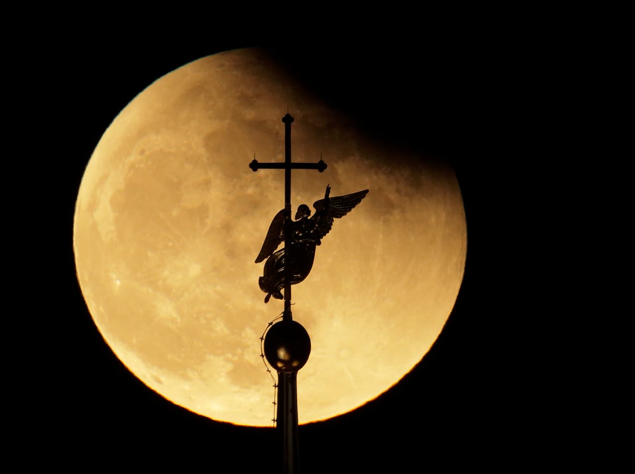 El inicio del eclipse desde la Catedral de San Pedro y San Pablo en San Petersburgo, Rusia.
