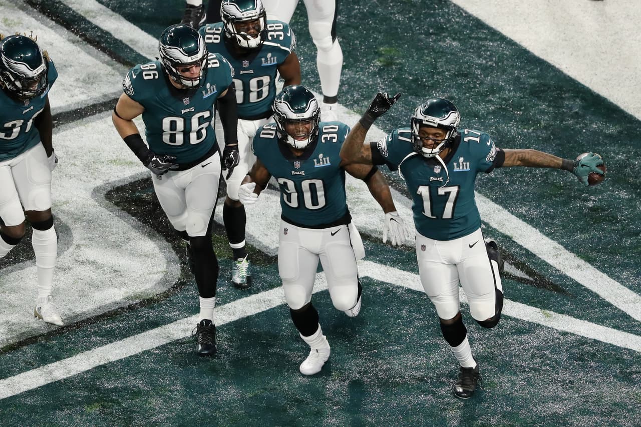 <b>Los Philadelphia Eagles, ganadores del Super Bowl en 2018.</b> Luego de la victoria, varios jugadores del equipo dijeron que no irían a la Casa Blanca y 
<a href="https://twitter.com/realDonaldTrump/status/1003832766511894528?ref_src=twsrc%5Etfw%7Ctwcamp%5Etweetembed%7Ctwterm%5E1003832766511894528&ref_url=https%3A%2F%2Fobserver.com%2F2019%2F06%2Fmegan-rapinoe-other-athletes-white-house%2F" target="_blank">Trump otra vez tuiteó la cancelación del evento</a>. Jim Kenney, alcalde de Philadelphia, declaró que la decisión de Trump "prueba que nuestro presidente no es un verdadero patriota sino un frágil ególatra obsesionado con el tamaño de la multitud, y teme la vergüenza de organizar una fiesta a la que nadie quiere asistir".