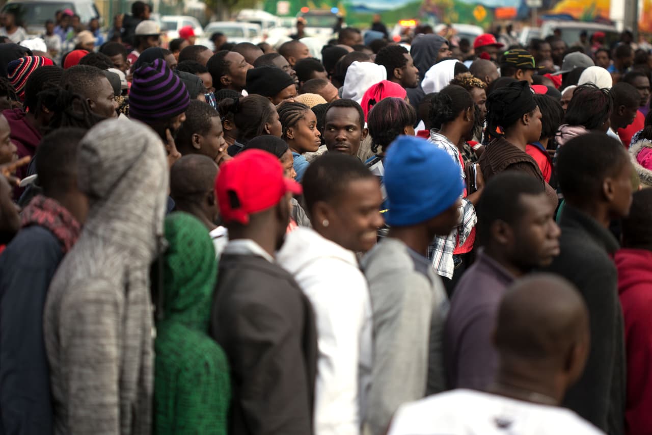 Una inmensa fila de haitianos y africanos se forma frente a la oficina de migración de México en Tijuana. Muchos de estos migrantes tienen permisos temporales para permanecer en la frontera. A estos se les comenzarán a sumar los nuevos deportados por las políticas de Donad Trump. 3 de octubre de 2016