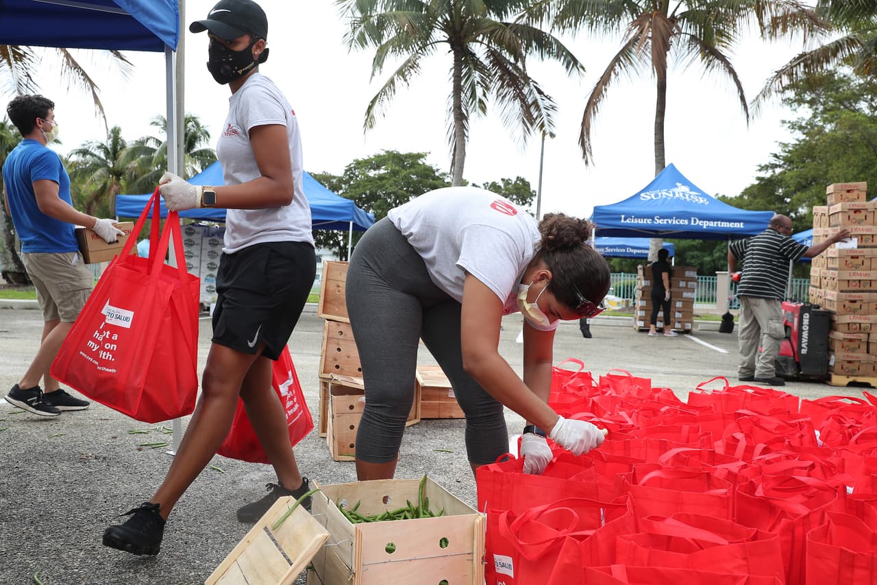 La pandemia del coronavirus ha dejado a una gran cantidad de personas sin los recursos para poder pagar sus alimentos y por esta razón varias organizaciones y gobiernos locales están llevando a cabo campañas para repartir comida gratis, en varios puntos de la ciudad.