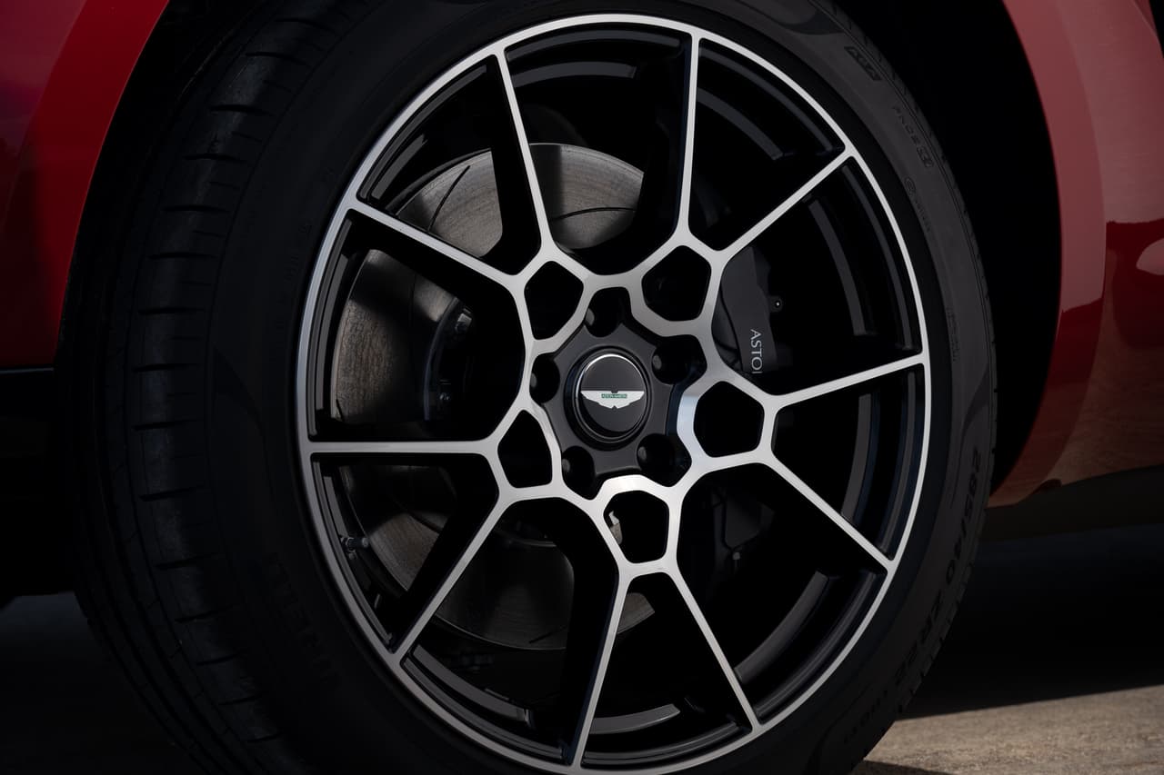 La Aston Martin DBX 2021 debuta en el Auto Show de Los Ángeles 2019.