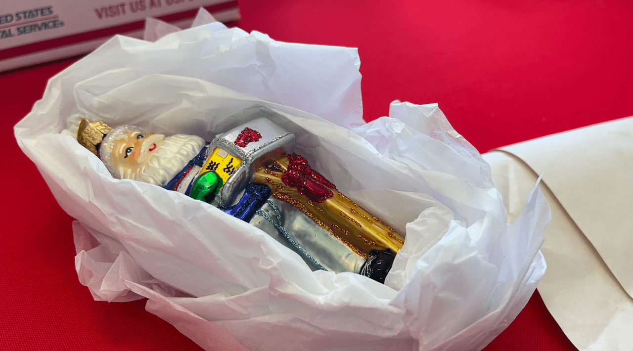 Se te recomienda que cubras muy bien regalos de materiales delicados, ya sea con una capa de papel y otra de plástico. 
<br>