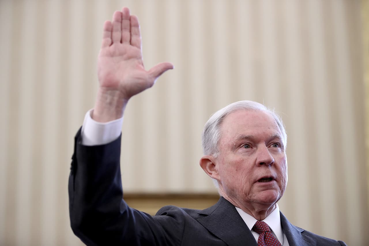 <b>Día 41/ Marzo 1: </b>El fiscal general, 
<a href="http://www.univision.com/noticias/politica/jeff-sessions-es-confirmado-como-nuevo-fiscal-general-por-que-los-inmigrantes-deben-estar-preocupados">Jeff Sessions</a>, habló en dos ocasiones con el embajador ruso en Estados Unidos 
<b><a href="http://www.univision.com/noticias/politica/sessions-no-informo-en-su-audiencia-de-confirmacion-de-dos-encuentros-con-el-embajador-ruso">el año pasado durante la campaña presidencial, dijeron funcionarios del Departamento de Justicia al diario</a></b> 
<a href="https://www.washingtonpost.com/world/national-security/sessions-spoke-twice-with-russian-ambassador-during-trumps-presidential-campaign-justice-officials-say/2017/03/01/77205eda-feac-11e6-99b4-9e613afeb09f_story.html?hpid=hp_no-name_no-name%3Apage%2Fbreaking-news-bar&tid=a_breakingnews&utm_term=.b5b417febb9f"><i>The Washington Post</i></a> 
<i>. </i>Sin embargo, no se refirió a estos encuentros durante su audiencia de confirmación como fiscal, cuando se le preguntó sobre los posibles nexos entre la campaña de Donald Trump y Moscú.
