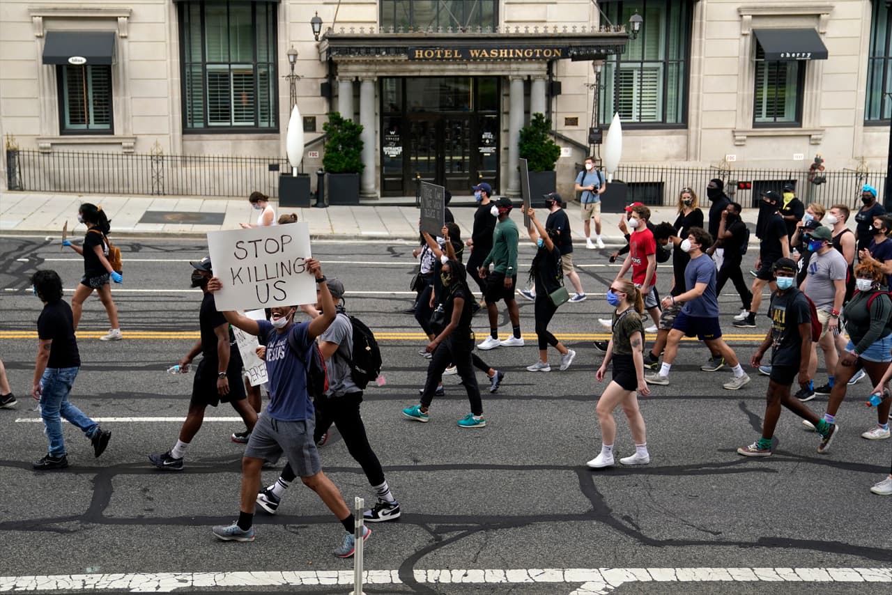 Manifestantes 
<b>protestan por la muerte de George Floyd</b> en Washington. Es el cuarto día consecutivo de protestas en la ciudad.