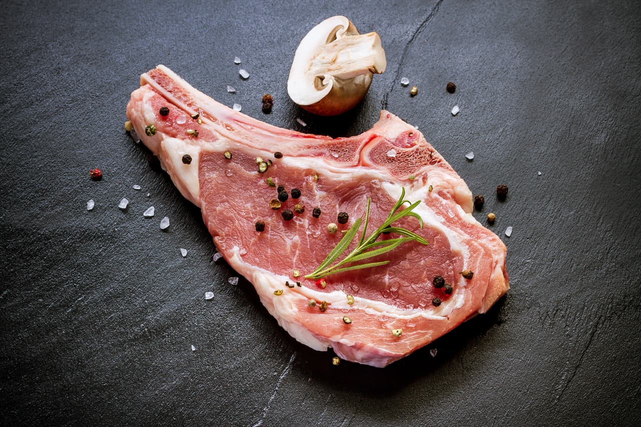 <b>Puesto 1. Carne de res y ternera, con un alza del 22.7% entre febrero y junio de 2020.</b>
<br>
<br>El avance del precio de la carne de vaca desde 2010 duplicó al promedio del precio de todos los artículos, pero desde que fueron cerradas algunas plantas durante la pandemia, los precios dispararon aún más. El precio de este producto era un 79,2% más alto en junio de 2020 que en febrero de 2010.
<br>