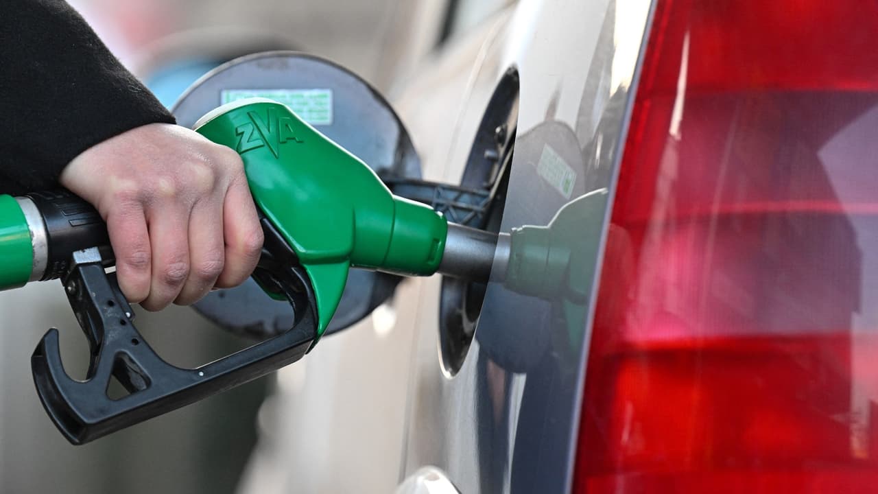 Primero, cuida la que ya tienes, pues 
<b>los delincuentes se las están ingeniando para robarse el combustible de los vehículos.</b> Además de evitar que te lo roben, aquí te damos 
<b>consejos y apps que te ayuidarán a que te rinda más y a encontrar los mejores precios. </b>
