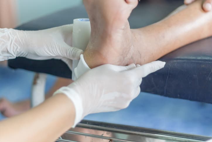 Al revisar tus pies a diario puedes detectar estas heridas a tiempo y tratarlas de inmediato, reduciendo las probabilidades de que una amputación sea necesaria. 
<br>