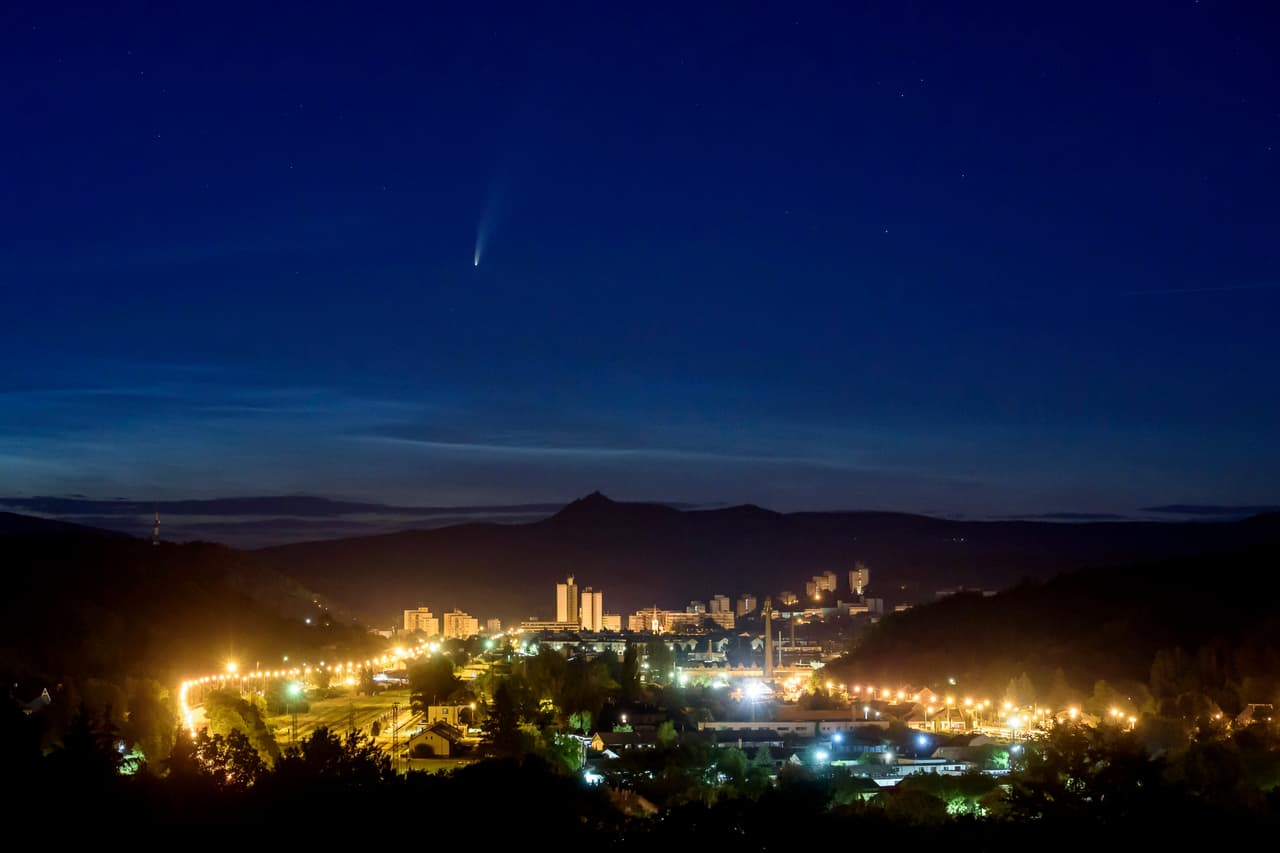 Neowise visto desde Salgotarjan, Hungría, el 10 de julio. Los científicos dijeron que el cometa tiene unas tres millas de diámetro y se ha podido ver justo por encima del horizonte noreste, aproximadamente una hora antes del amanecer en el hemisferio norte.