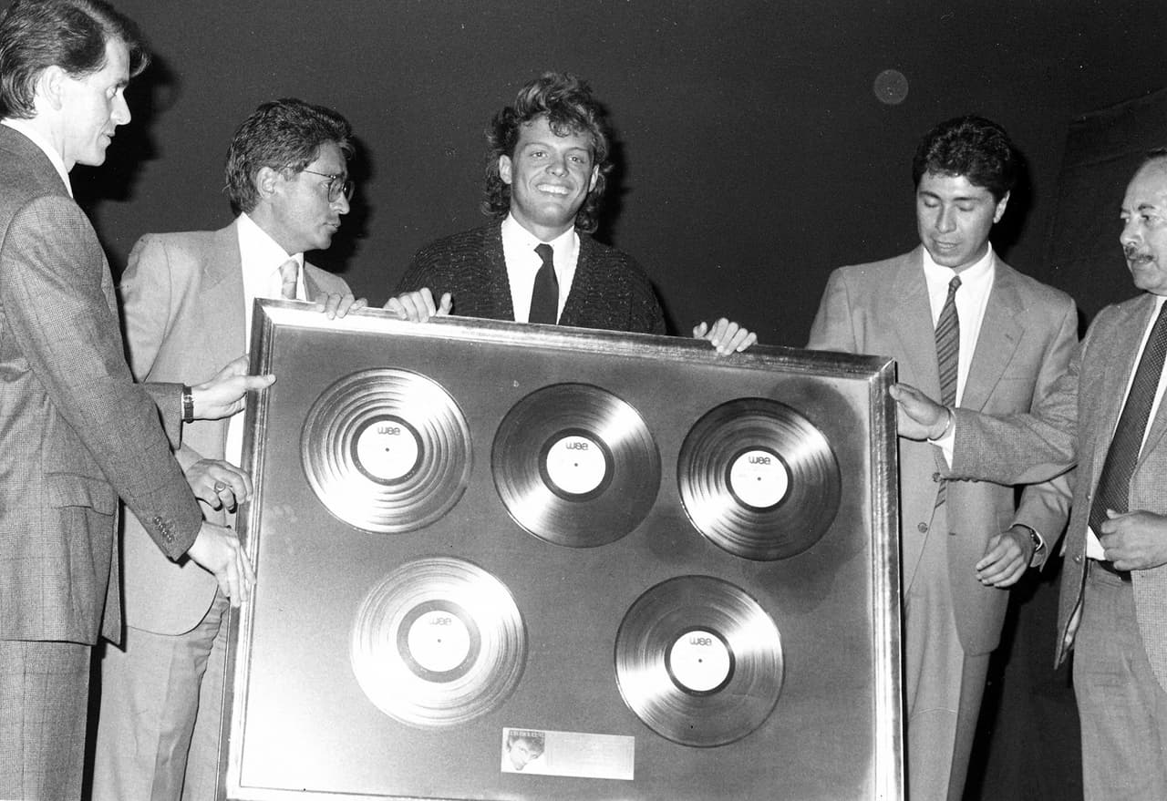 Luis Miguel recibe ocho discos de oro y cinco de platino por las altas ventas de su disco "Soy como Quiero Ser"/México, 1988.
<br>