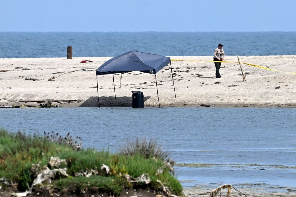 A quienes tengan información que permita esclarecer este caso, los detectives de Homicidios les piden llamar al 323-890-5500. También pueden enviar pistas de forma anónima a través de Crime Stoppers, en el 800-222-TIPS o de su 
<b><a href="http://lacrimestoppers.org" target="_blank">página web</a></b>.