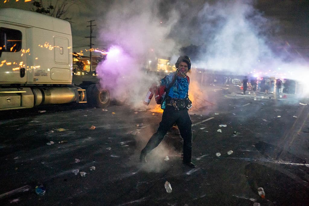 Para las autoridades locales y federales, la situación fue compleja. Contaron con el respaldo del 
<b><a href="https://www.univision.com/noticias/inmigracion/choque-ice-manifestantes-segundo-dia-de-redadas-en-los-angeles" target="_blank">gobernador de California, Gavin Newsom, quien repudió sin éxito la orden del presidente Trump</a></b> para el despliegue de miles de agentes de la Guardia Nacional.