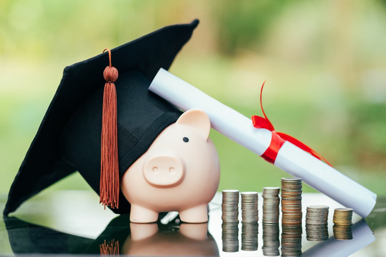 <h3 class="cms-H3-H3">4.- Reembolso de préstamos estudiantiles para empleados federales</h3>
<br>
<br>Las agencias gubernamentales pueden pagar los préstamos estudiantiles federales como un incentivo de contratación o retención de candidatos o empleados. 
<br>
<br>Las agencias pagarán hasta $10,000 al año en deuda o un total de $60,000 por empleado. A cambio, los empleados deben aceptar permanecer en la agencia durante al menos tres años.