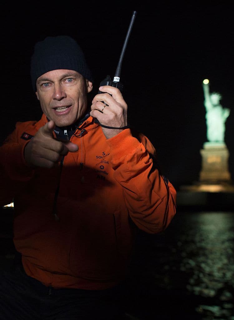 Desde tierra firme, Bertrand Piccard acompañó a su colega Borschberg.