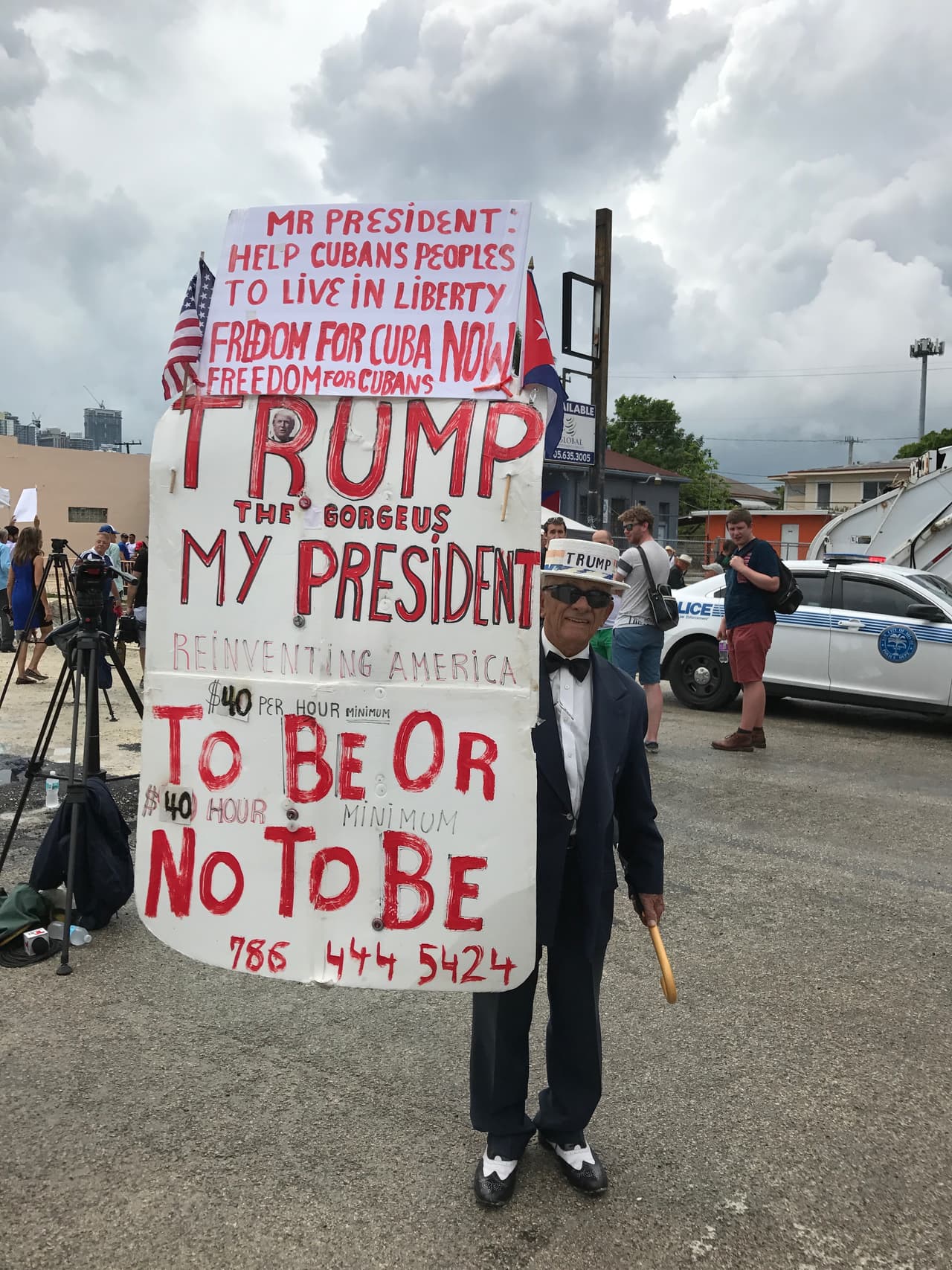 "Libertad para el pueblo cubano", se podía leer en la pancarta de este hombre.