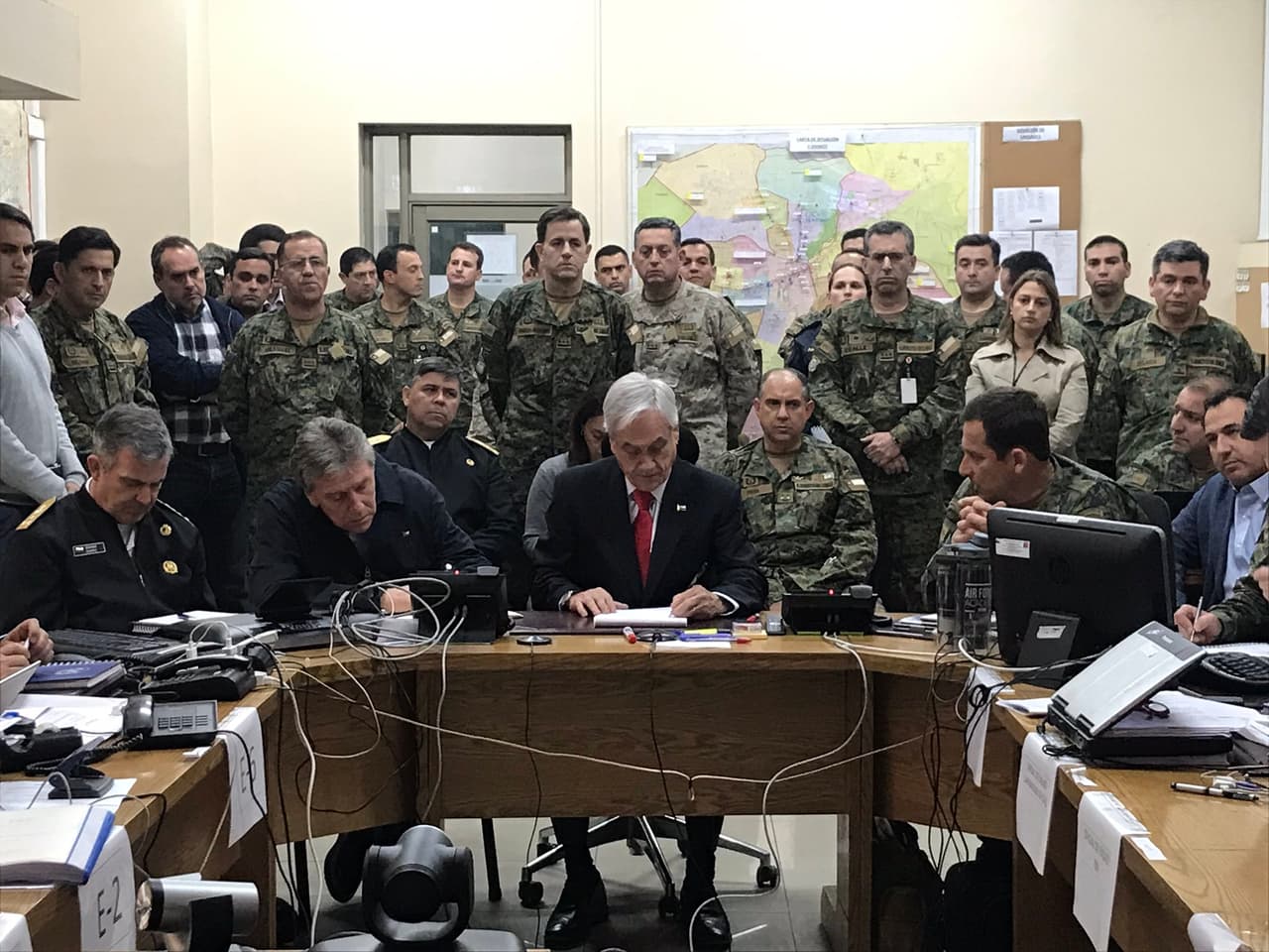 La ola de protestas en Chile fue una de las mayores noticias del año pasado. La población que se manifestaba contra la desigualdad
<b> <a href="https://www.univision.com/noticias/america-latina/las-grietas-del-milagro-chileno-que-hay-detras-de-la-convulsion-social-en-uno-de-los-paises-que-mas-crece-en-america" target="_blank">y cuestionaba el tan celebrado 'milagro chileno'</a></b> pusieron contra las cuerdas al gobierno de Sebastián Piñera. A mediados de octubre, el presidente se rodeó de militares para anunciar la instauración de un polémico 
<b><a href="https://www.univision.com/temas/estado-de-emergencia">estado de emergencia</a></b> por el que sacó al ejército a las calles.