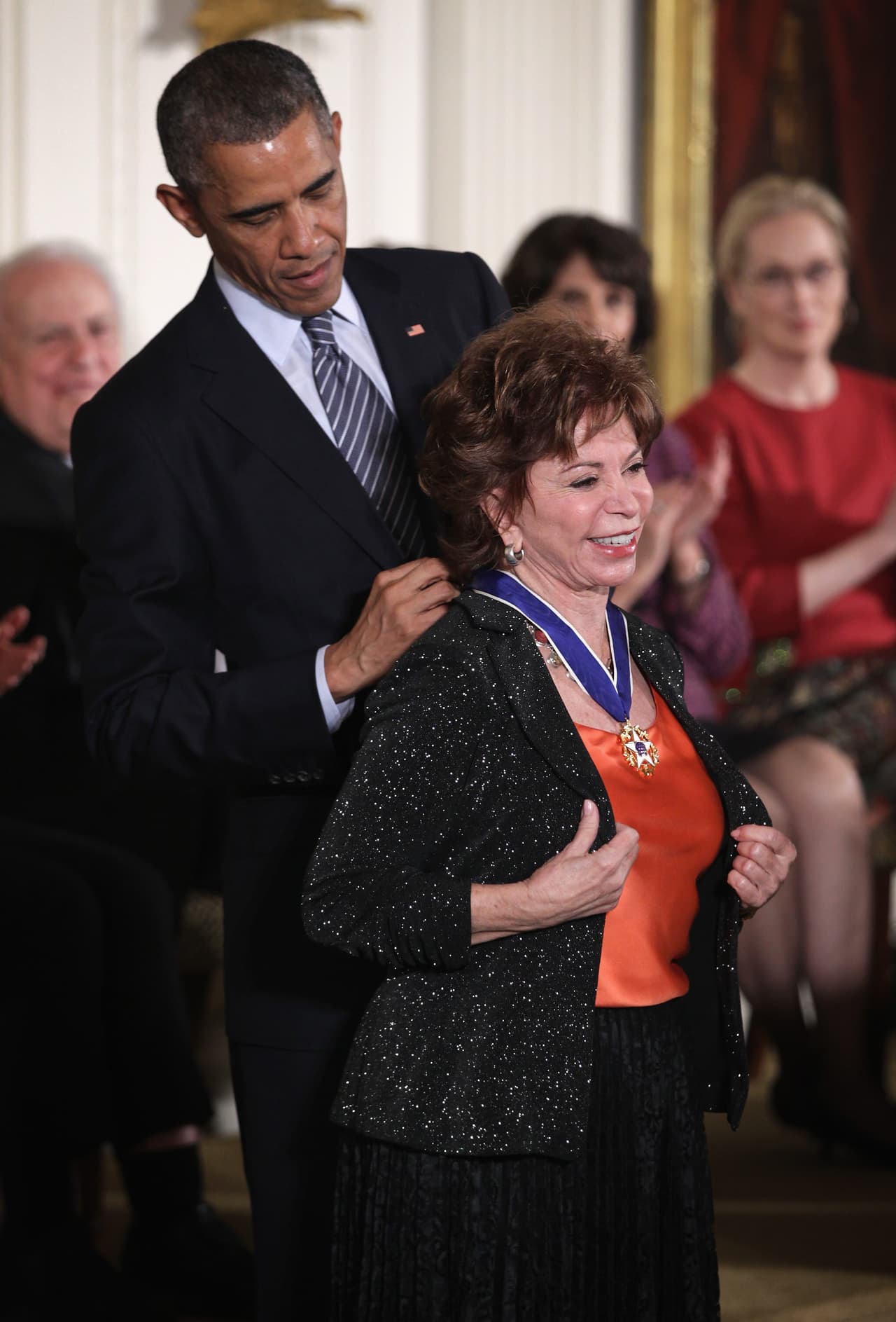 <i>La casa de los espíritus</i> y 
<i>Más allá del invierno</i> son las obras de Allende que han sido vetadas en las escuelas públicas del condado Orange de Florida.