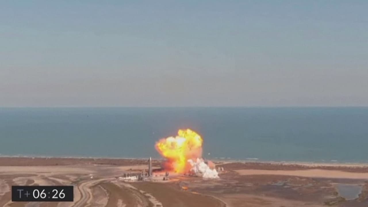 En video. El momento en que el nuevo cohete de SpaceX vuelve a estallar durante el aterrizaje durante un vuelo de prueba. El cohete SN9 fue lanzado con éxito desde Boca Chica, Texas, y realizó las maniobras previstas en el aire, pero cuando debía girar a posición vertical para volver a aterrizar, comenzaron los problemas. El prototipo anterior SN8 estalló también en diciembre. SpaceX está buscando desarrollar un nuevo cohete que traslade tripulación a la Luna y Marte.