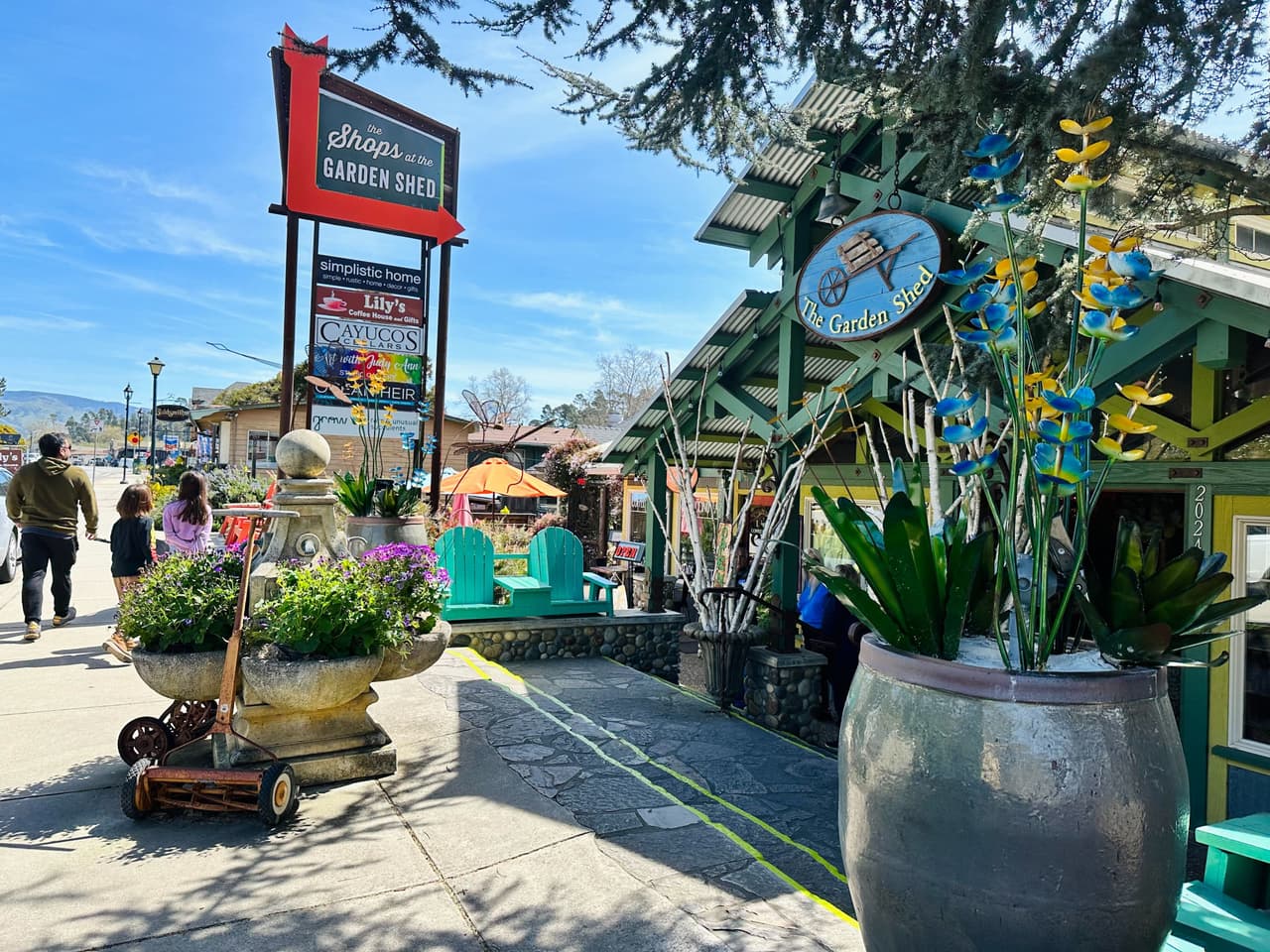 La calle principal de 
<b>Cambria</b> es divertida para caminar, con muchas 
<b>tiendas, restaurantes y galerías</b> únicas en su tipo. Pasear por 
<b>East Village y West Village de Cambria</b> es una de las actividades favoritas para hacer en Cambria.
<br>