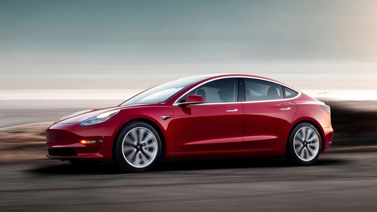 Tesla Model 3 es ofrecido en cuatro sabores: el 
<b>modelo básico</b> con la batería regular y tracción trasera, versión 
<b>Long Range</b> (autonomía larga con batería extendida) 
<b>con tracción trasera</b>, el 
<b>Long Range con tracción integral</b> y el modelo 
<b>Performance con tracción integral</b>. Los precios comienzan para la versión básica sin opciones en 35,000 dólares.