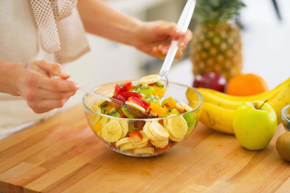 Encuentra diferentes recetas divertidas en el internet para hacer en casa. Muchos padres normalmente quizás no tienen tiempo de cocinar con sus hijos, esta es su oportunidad. Los canales de YouTube, 
<a href="https://www.youtube.com/watch?v=2_GLX_00EOY" target="_blank">Recetas de Cocina Casera</a> y 
<a href="https://www.youtube.com/watch?v=UJT5mhpV6PE" target="_blank">Esto es Delicioso</a> tienen videos de las recetas divertidas que puedes preparar en casa. Las paginas web 
<a href="https://mejorconsalud.com/recetas-faciles-hacer-con-los-ninos/" target="_blank">mejorconsalud.com</a> y 
<a href="https://www.cocinadelirante.com/postre/recetas-sencillas-y-rapidas-para-cocinar-con-ninos" target="_blank">cocinadelirante.com</a> también tienen recetas que les encantaran a tus hijos.