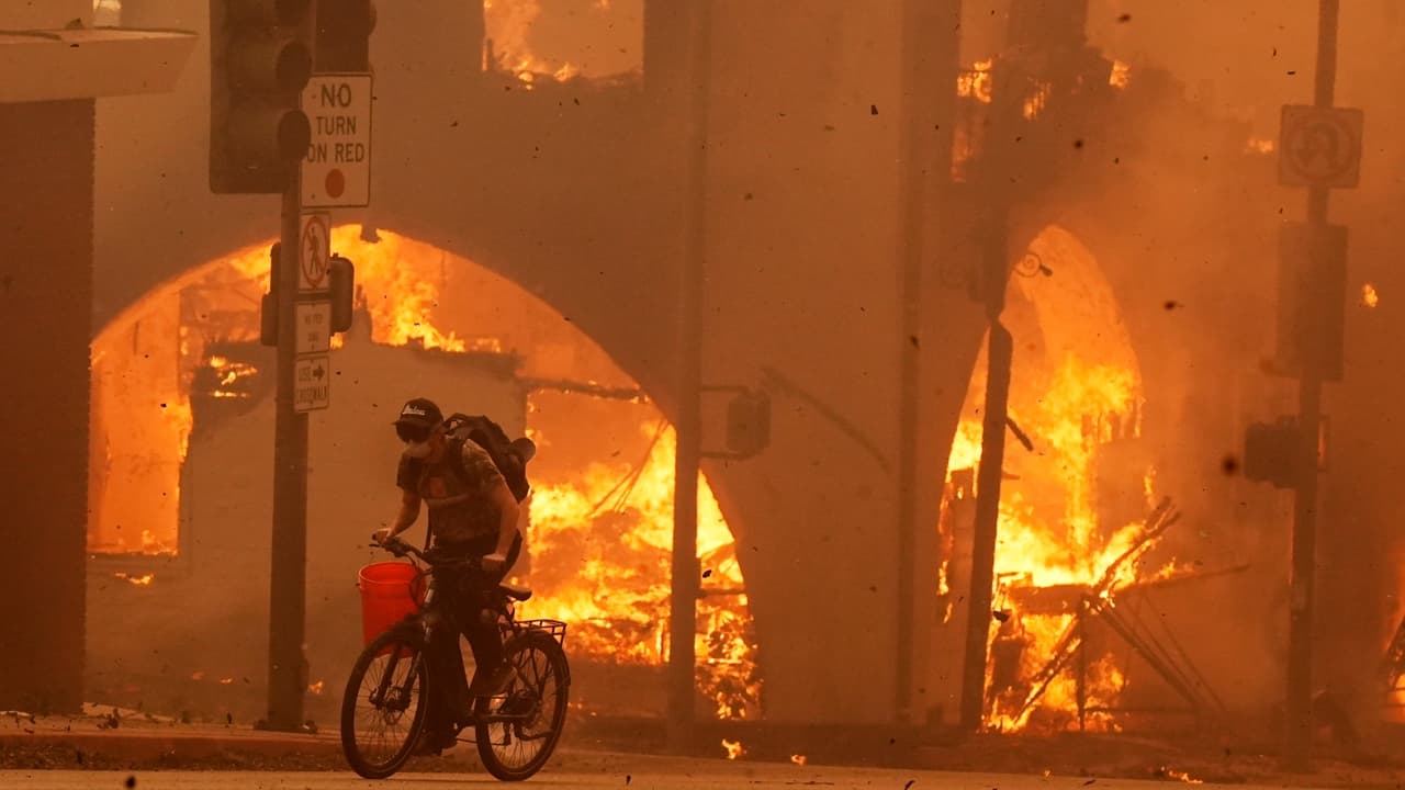 Incendios en Los Ángeles crean un mar de solidaridad que baña a los afectados y socorristas