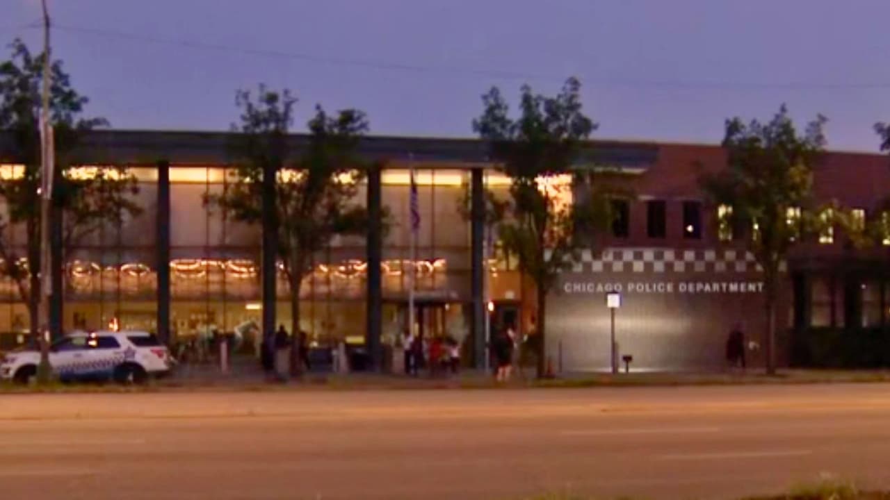 Policía de Chicago investiga denuncias sobre supuestos actos sexuales entre migrantes y oficiales de una estación policial 