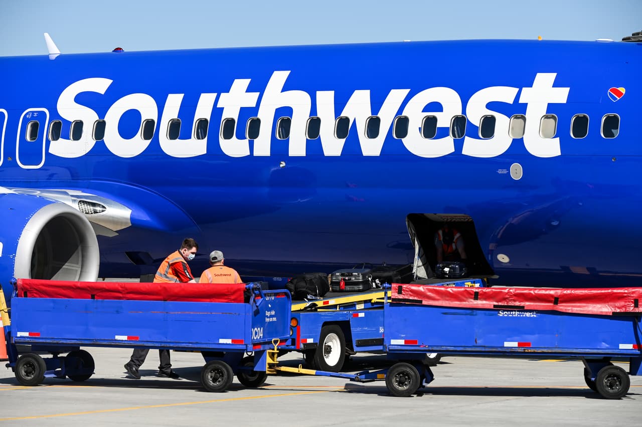 <b>Puesto 2. Southwest</b>
<br>
<br>Puntos: 65.80.
<br>
<br>Mejor desempeño: Satisfacción del cliente, cambios en tarifas de equipaje y disponibilidad de premios.
<br>
<br>Peor desempeño: salas de espera VIP.
<br>
<br>Esta aerolínea ocupó el primer lugar en las ventajas para viajeros frecuentes.
<br>