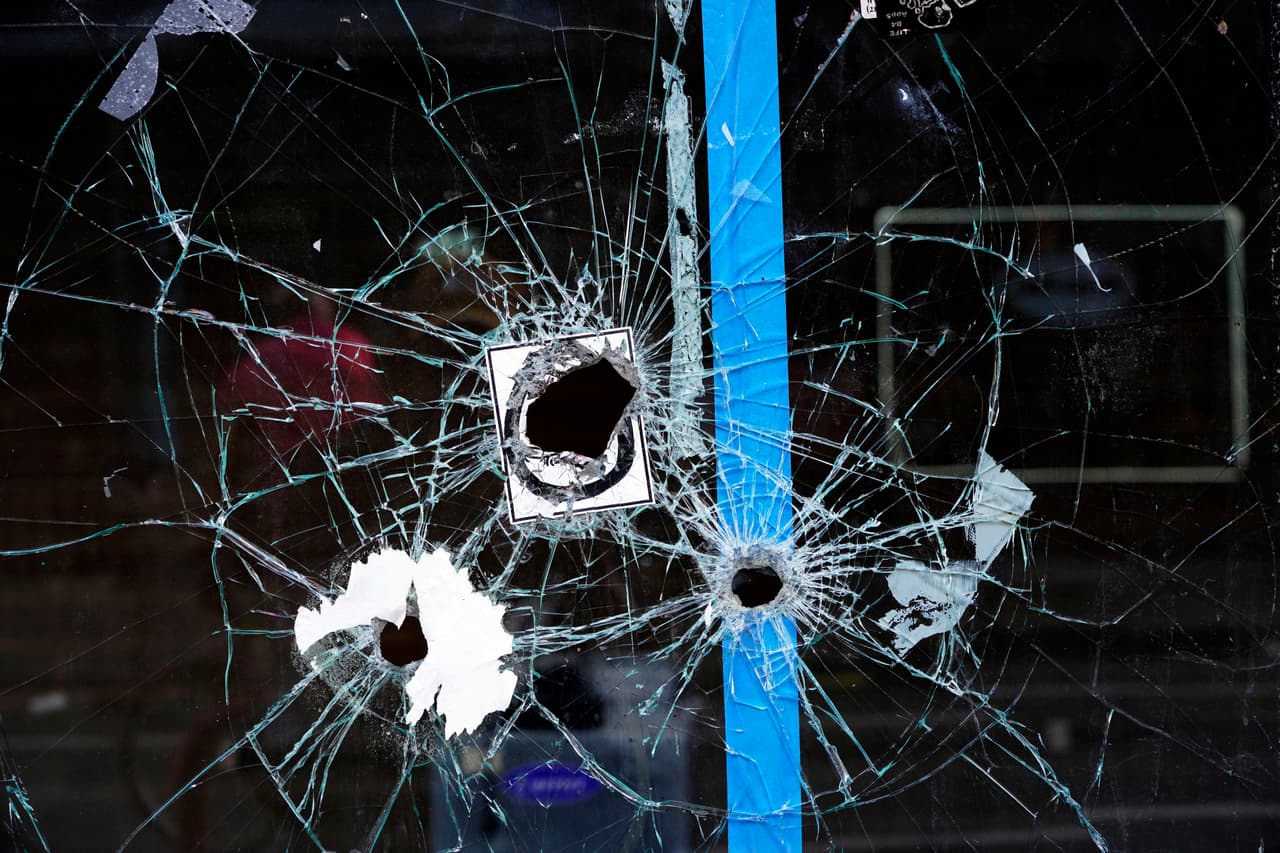 El oficial estaba "a una distancia de 10 a 15 yardas del pistolero (100 a 150 pies), viendo a esta persona disparar a la multitud" cuando decidió atacar, dijo Pace.