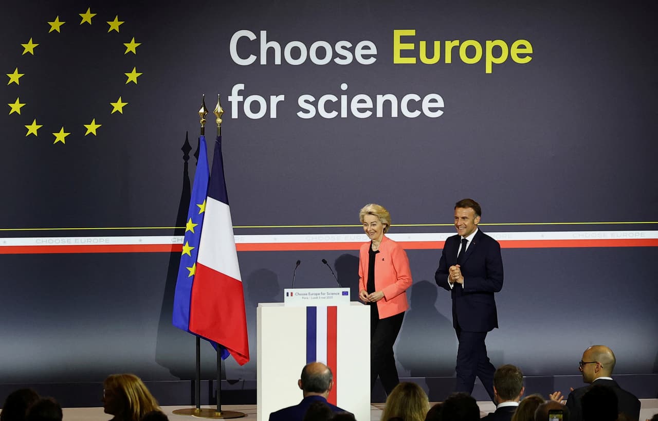 El presidente francés, Emmanuel Macron, y la presidenta de la Comisión Europea, Ursula Von der Leyen, asisten al acto "Choose Europe for Science" (escoge a Europa para la Ciencia) en la Universidad de la Sorbona de París, el lunes 5 de mayo de 2025.
