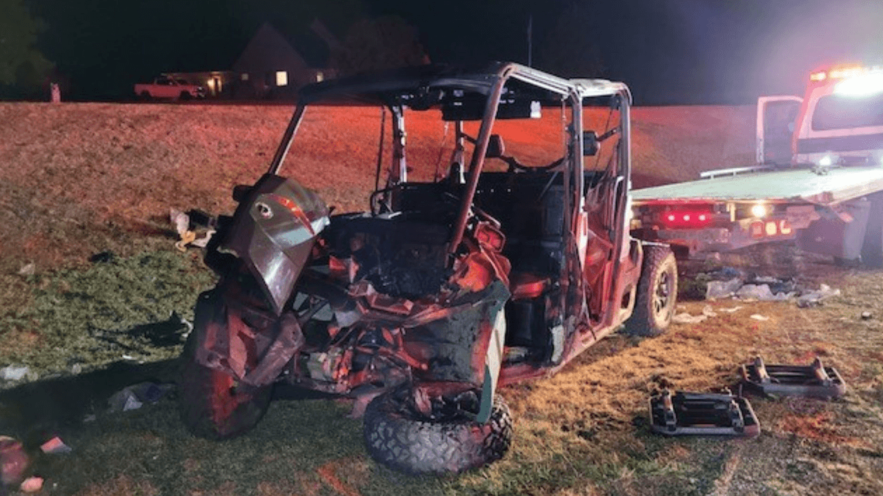 Muere un menor de 12 años tras impactarse la cuatrimoto en la que viajaba en una autopista en Waxahachie, Texas
