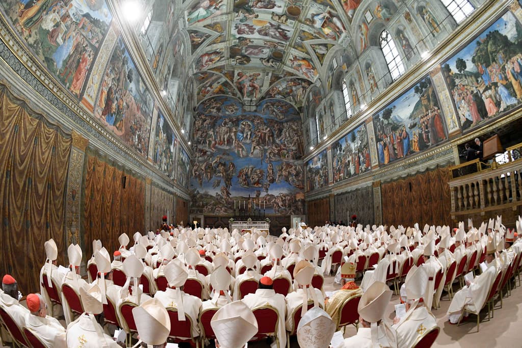 El recién elegido Papa León XIV, sentado atrás a la izquierda, concelebra la misa con el Colegio Cardenalicio en la Capilla Sixtina del Vaticano al día siguiente de su elección como el 267º pontífice de la Iglesia Católica Romana, el viernes 9 de mayo de 2025.