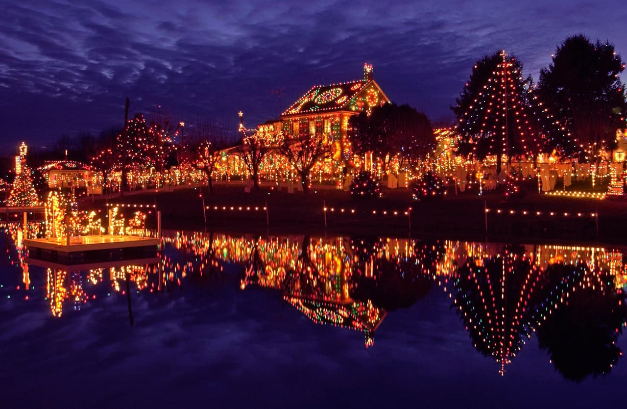 <b>Bernville</b>. Koziar's Christmas Village, ubicado en Bernville, es una exhibición de luces navideñas reconocida internacionalmente. Pasea por el encantador pueblo que está empapado de más de un millón de luces navideñas y cuenta con muchos momentos para tomar fotografías perfectas.
<br>
<br>
<b><a href="https://goo.gl/maps/XMwdAkpdBeaTWwJQ7">Cómo llegar</a></b>