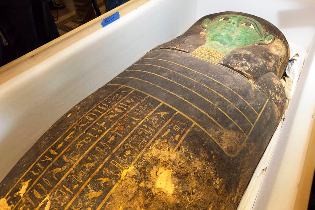 Por qué EEUU le devolvió a Egipto este "impresionante" sarcófago de 2,500 años