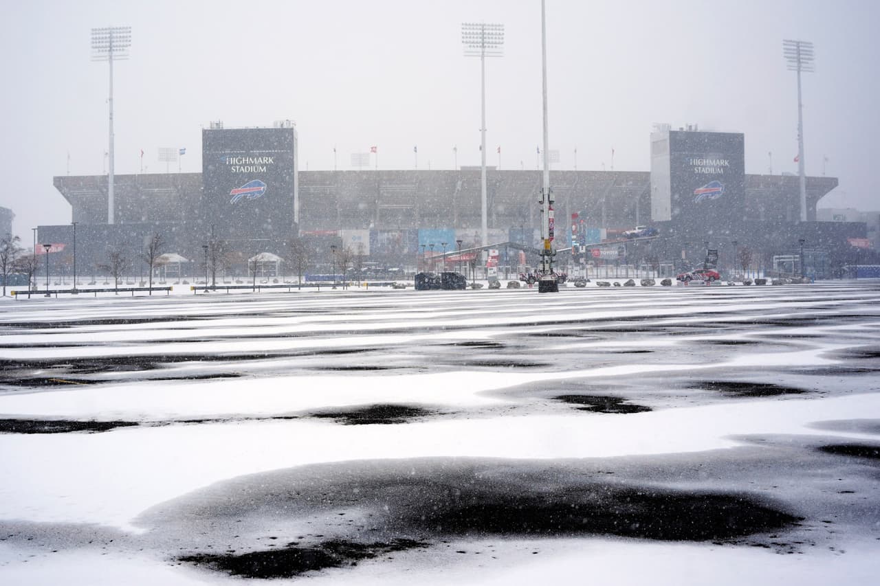 El Servicio Nacional de Meteorología (NWS) prevé que la nieve continúe cayendo este domingo y se anticipan ligeras nevadas durante el partido. El juego está programado a las 8:20 p.m. ET. 
<br>