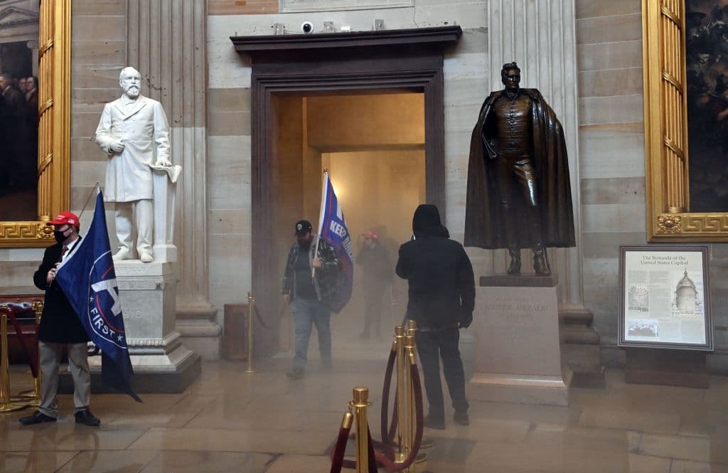 Las imágenes que llegan desde las diferentes agencias internacionales, demuestran el caos y los momentos de terror que se vivieron al interior del histórico establecimiento.