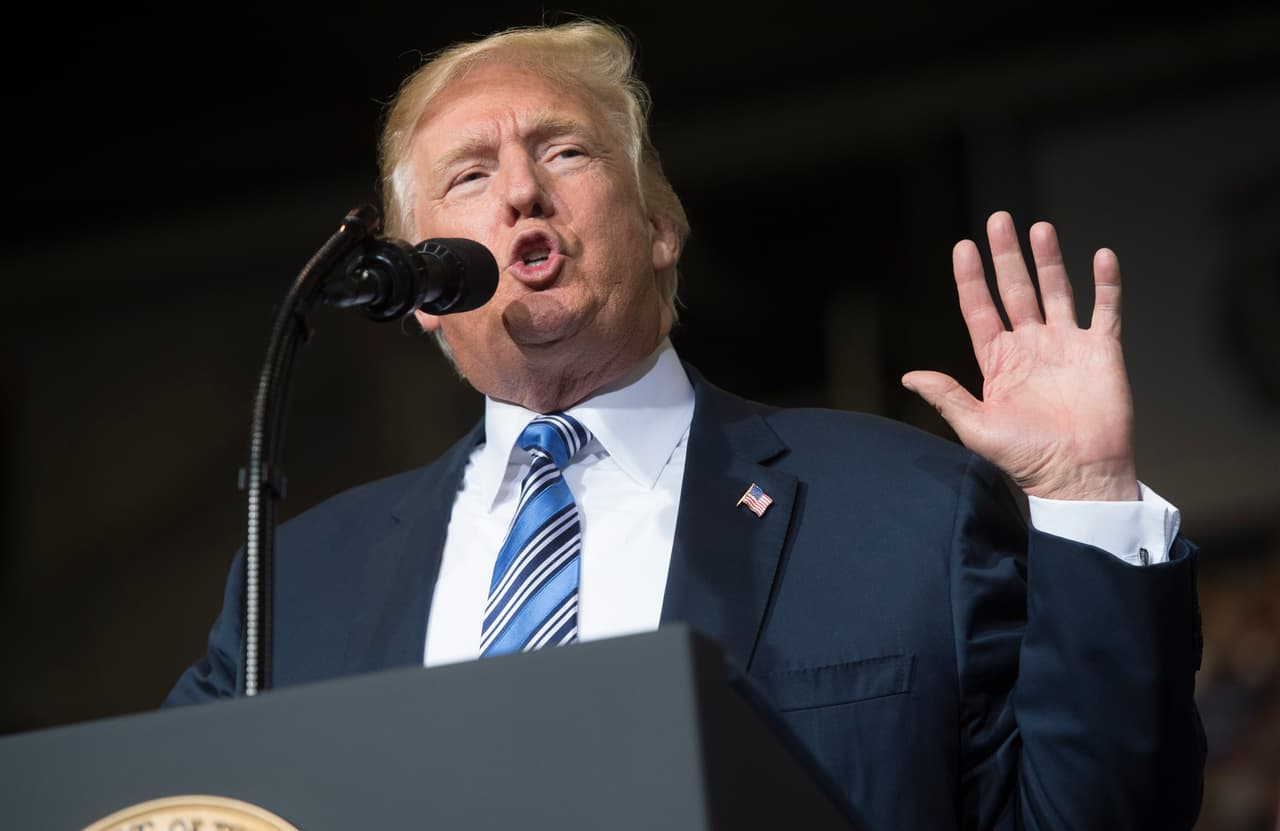 Desde el gobierno federal, Trump 
<a href="http://www.univision.com/noticias/drogas-y-adicciones/trump-declarara-la-crisis-de-opioides-una-emergencia-nacional-explicamos-por-que">prometió en agosto</a> que se 
<b>declararía una emergencia nacional por la adicción a los opiodes</b>, algo que aparentemente se 
<a href="http://www.univision.com/noticias/drogas-y-adicciones/un-escandalo-lleva-a-trump-a-poner-fecha-a-la-declaracion-de-emergencia-por-la-adiccion-a-opioides-asi-de-grave-es-la-crisis">materializará</a> a finales de octubre. Su decisión se conoció horas antes de anunciar que su nominado para ser zar antidrogas, el congresista republicano Tom Marino, 
<a href="http://www.univision.com/noticias/politica/tom-marino-el-nominado-de-trump-para-zar-antidrogas-se-retira-de-la-lucha-por-el-cargo-tras-una-investigacion-periodistica"><b>se retiraba de la puja luego de la publicación de un reportaje,</b></a> que lo culpa de promover una ley que dificulta a la Agencia Antidrogas de EEUU (DEA) vigilar a las 
<a href="http://www.univision.com/noticias/citylab-salud/estas-son-las-ciudades-que-estan-demandando-a-la-industria-farmaceutica-debido-a-los-opioides">farmacéuticas que fomenten</a> la disponibilidad de narcóticos recetados en las calles de EEUU.