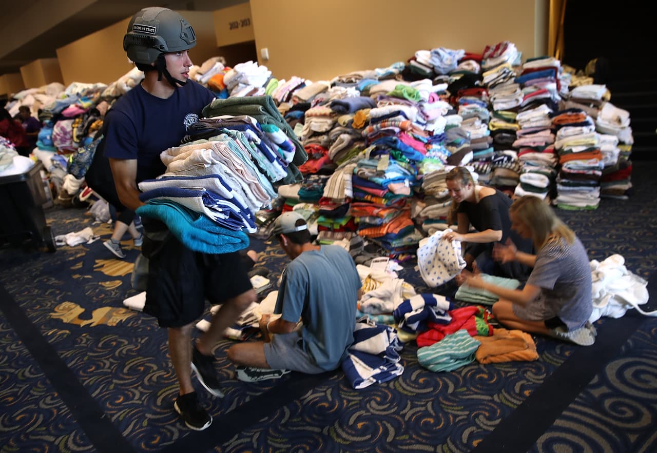 Voluntarios ayudan a organizar las donaciones que llegan al refugio establecido en una iglesia de Lakewood, Houston.