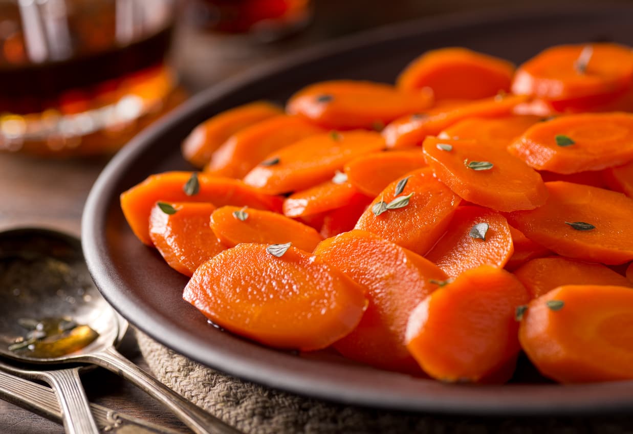 Para esta cena puedes sustituir las zanahorias por tu vegetal preferido y prepararlo al vapor.
