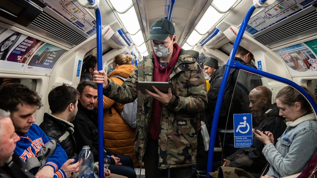 Pasajeros en el metro de Londres el sábado, mientras muchos londinenses y turistas realizaban sus actividades diarias, antes de que el gobierno del Reino Unido comenzara a anunciar medidas más estrictas sobre las reuniones publicas.