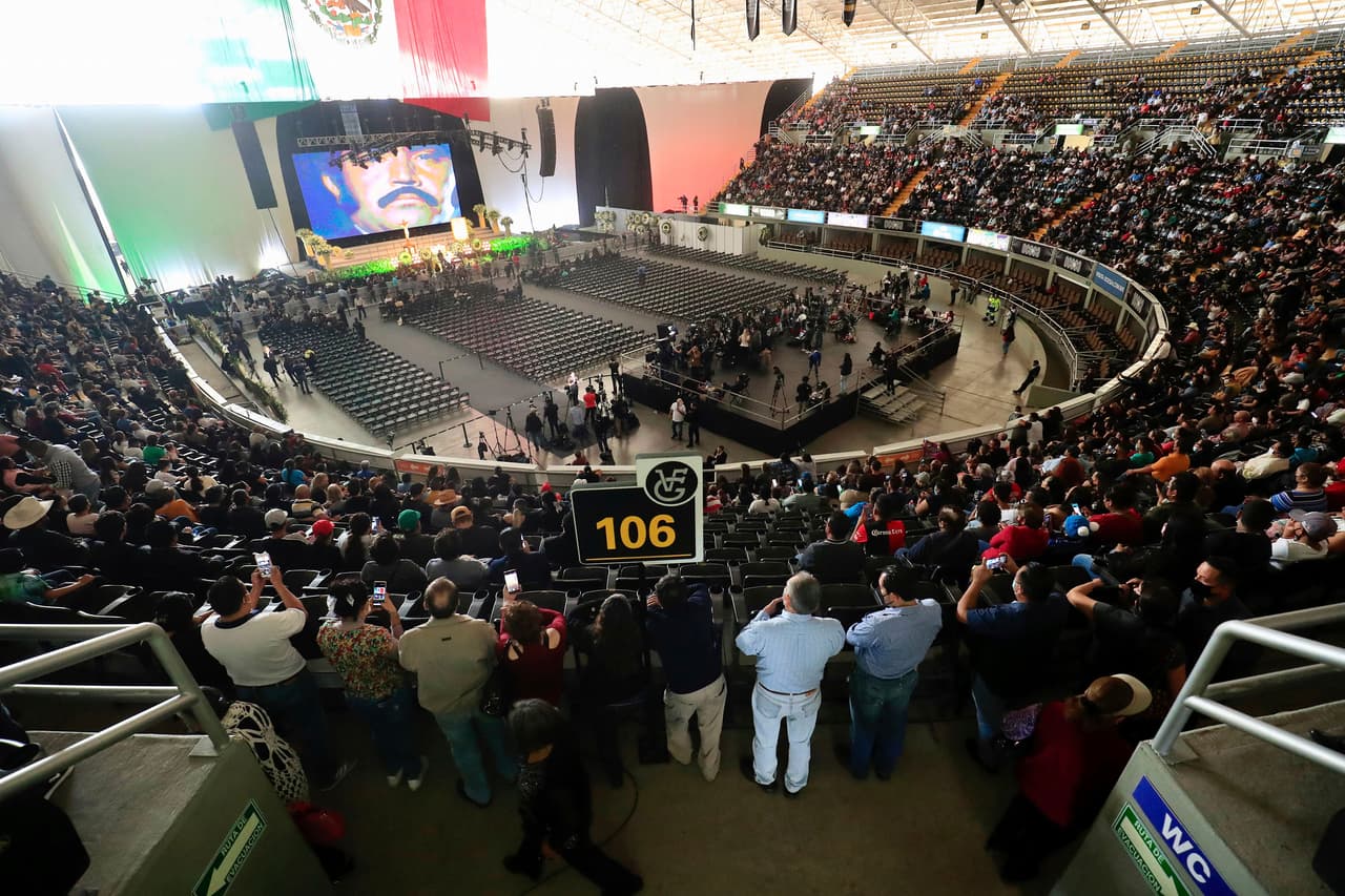 Esta misa de cuerpo presente fue la continuación de los funerales de Fernández, que comenzaron el mismo día de su fallecimiento. El domingo había tenido una ceremonia pública, también en el rancho de Los Tres Potrillos, a las afueras de Guadalajara.