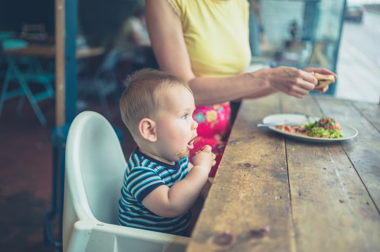 Las papas, el popcorn, la carne dura, las semillas y la mantequilla de maní también podrían representar problemas a la hora de tragar.